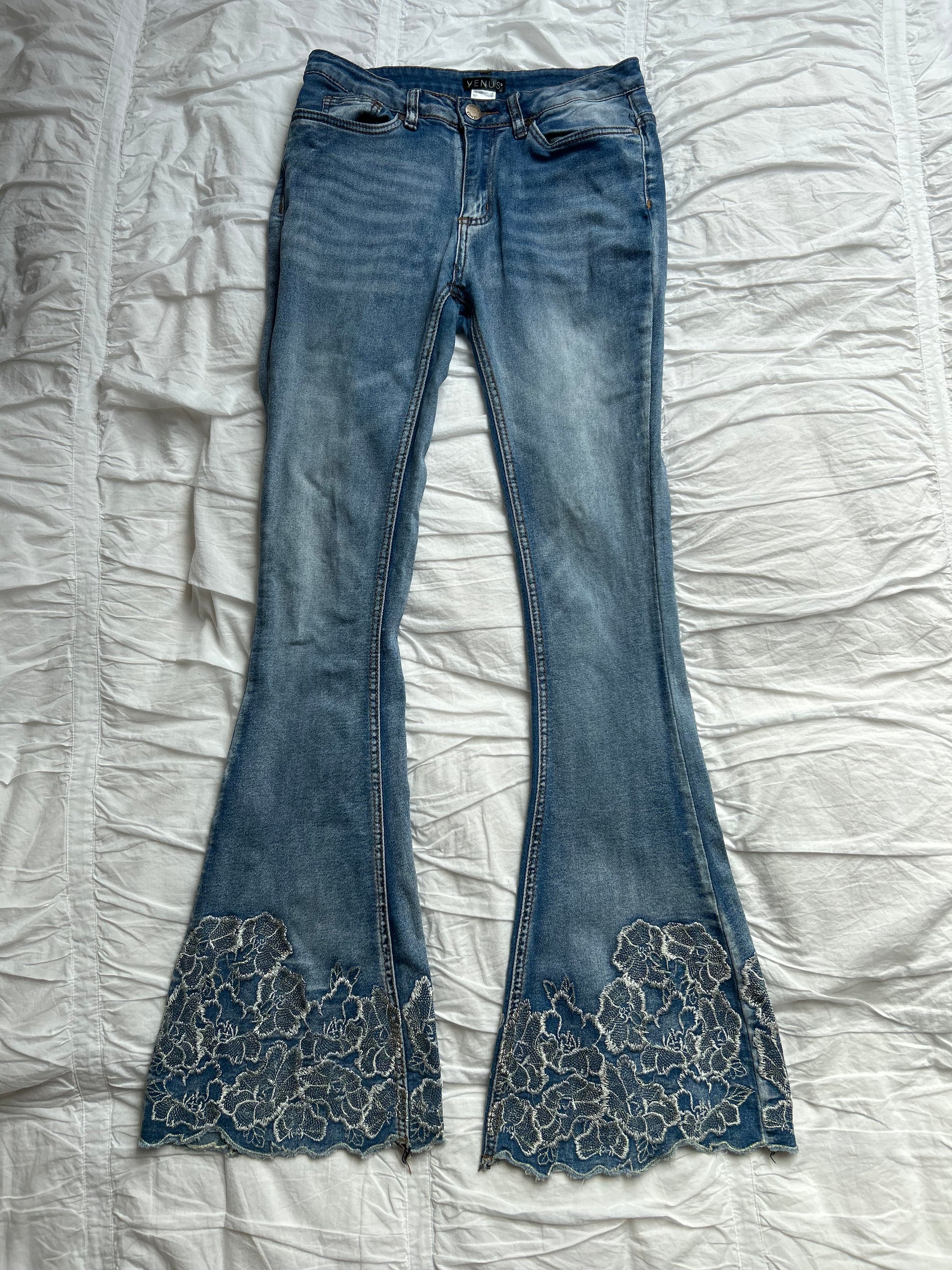 Vintage VENUS Flare Jeans – Florale Stickerei am Beinsaum-Still Alive