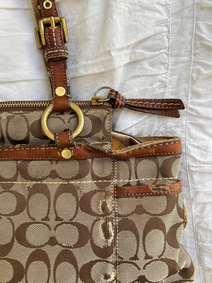 Vintage Coach Schultertasche – Ikonisches Signature-Canvas in Braun