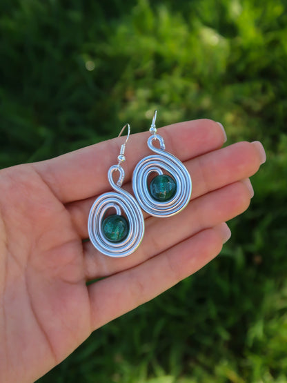 Statement Wire Art Ohrringe mit Glitzerperle