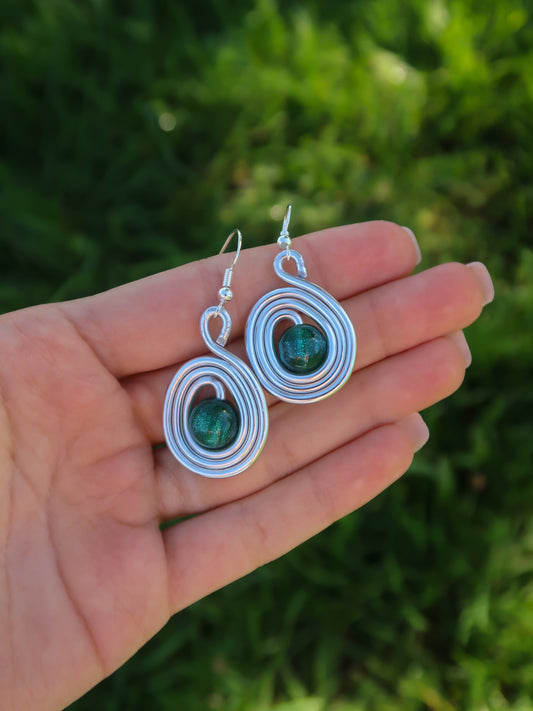 Statement Wire Art Ohrringe mit Glitzerperle