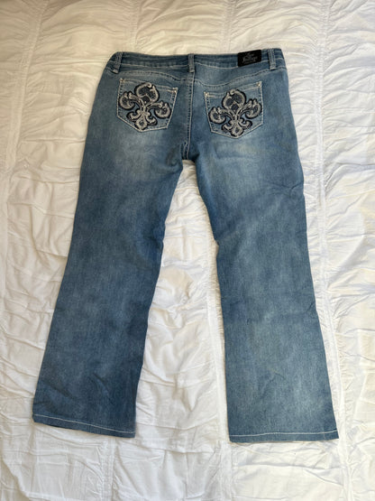 Vintage Love Indigo Premium Jeans – Fleur-de-lis-Stickerei & Strass-Still Alive