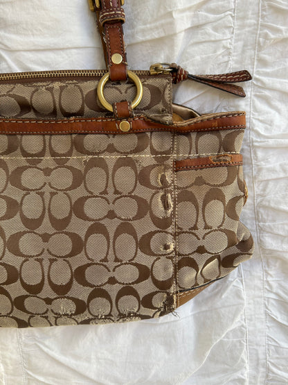 Vintage Coach Schultertasche – Ikonisches Signature-Canvas in Braun