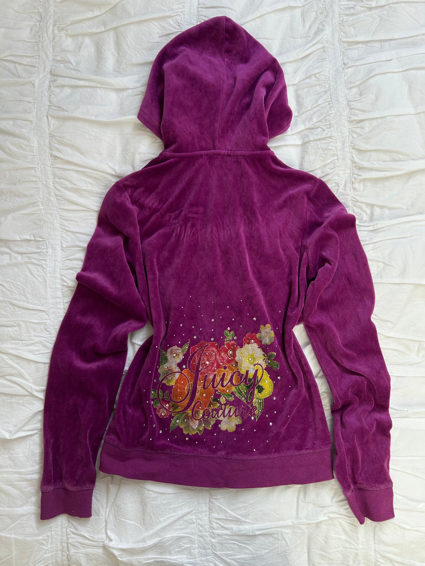 Vintage Juicy Couture Velours-Set in Violett – Floraler Rückenprint & Strass