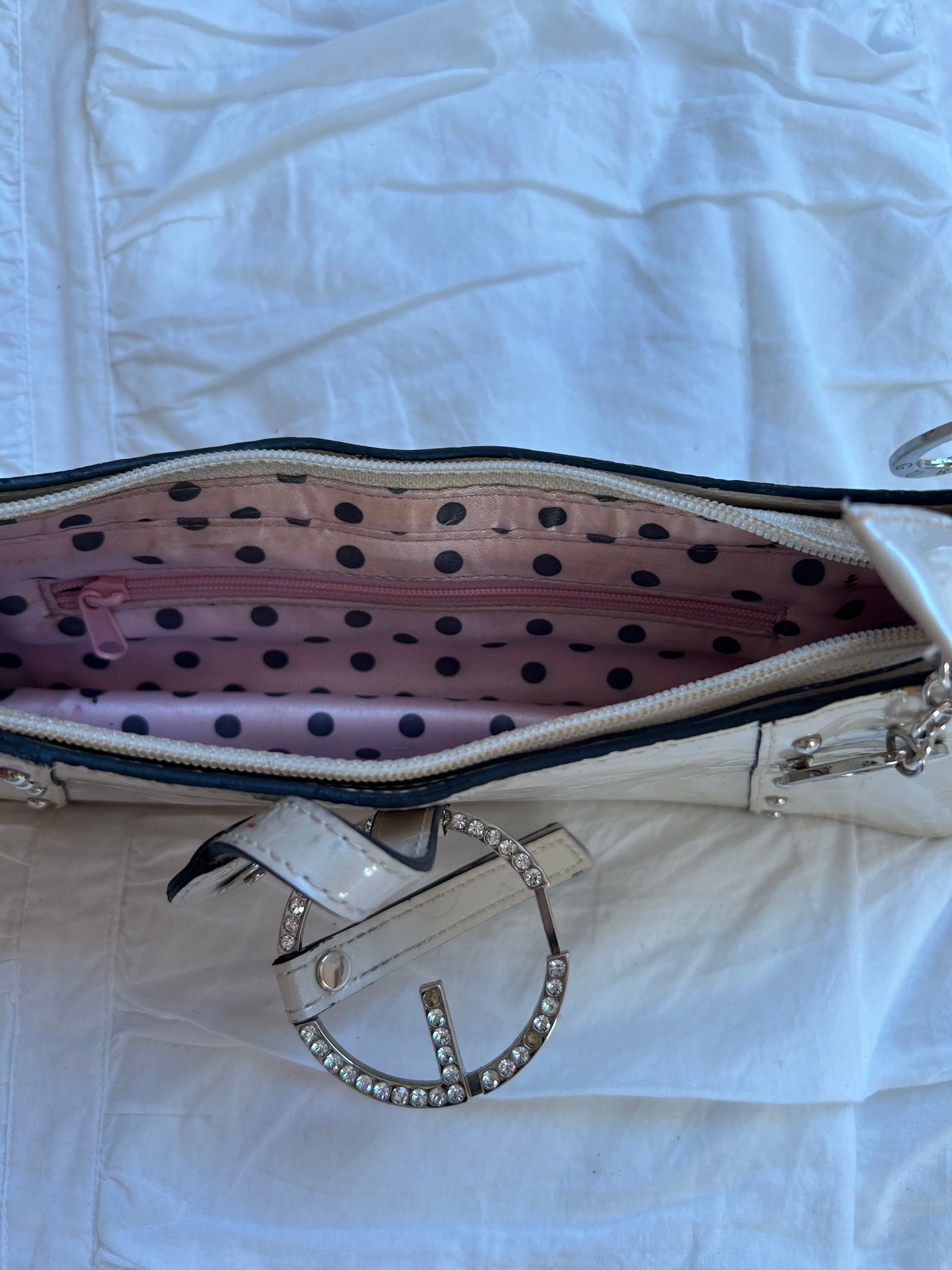 Vintage Guess Schultertasche Creme Lackleder mit Strass-G & Nieten-Still Alive