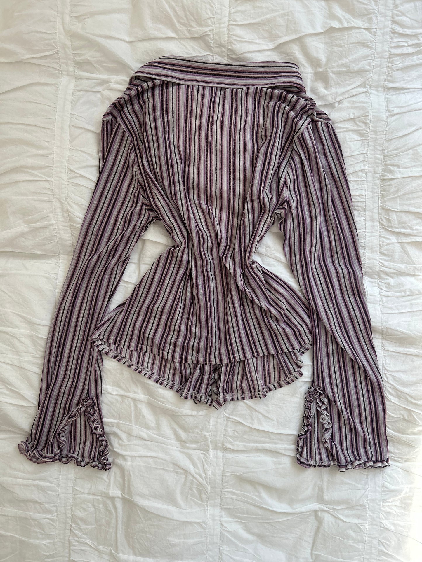 Vintage George Ruffle Bluse – Trompetenärmel & Streifen-Design-Still Alive
