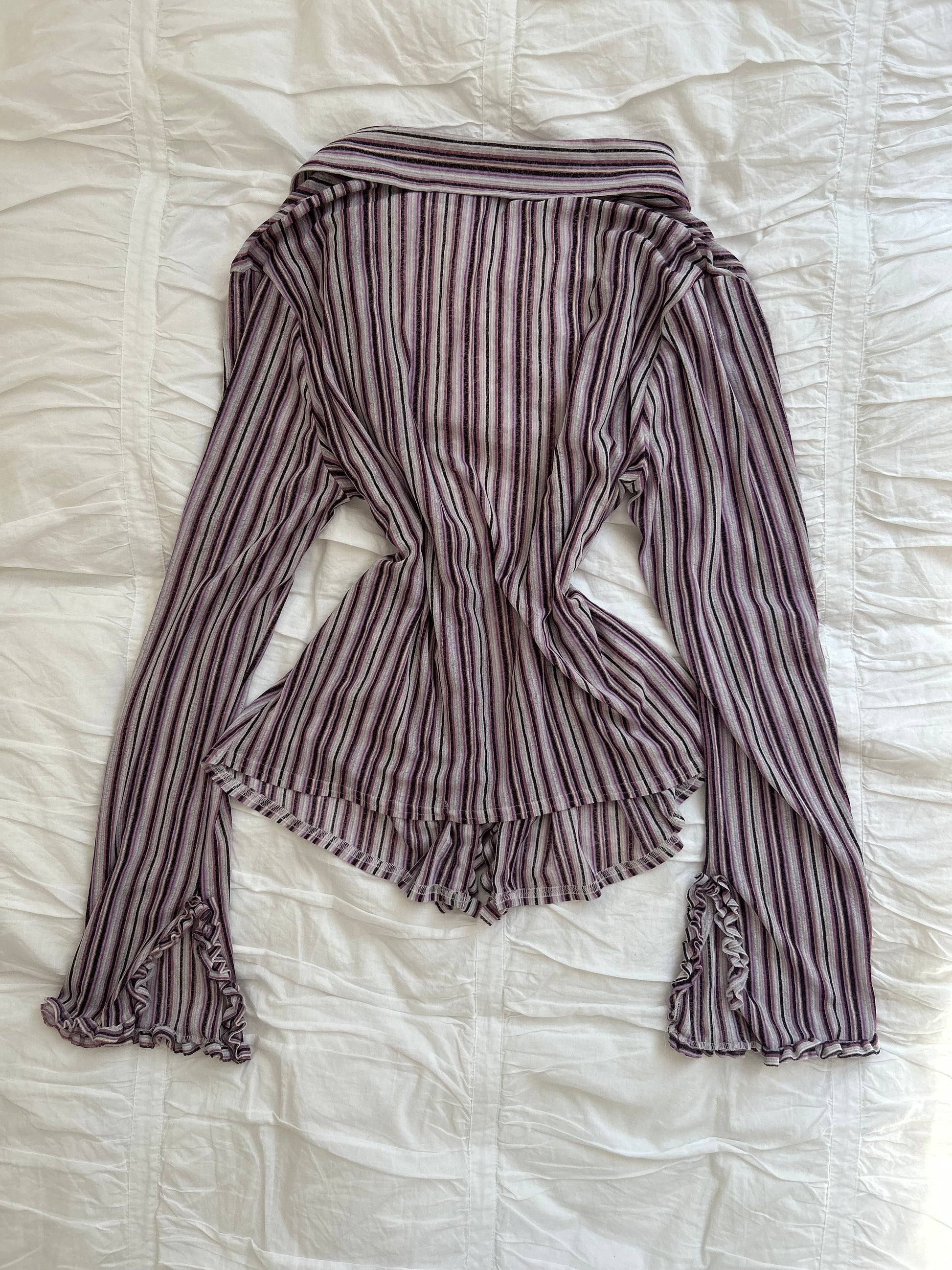 Vintage George Ruffle Bluse – Trompetenärmel & Streifen-Design-Still Alive