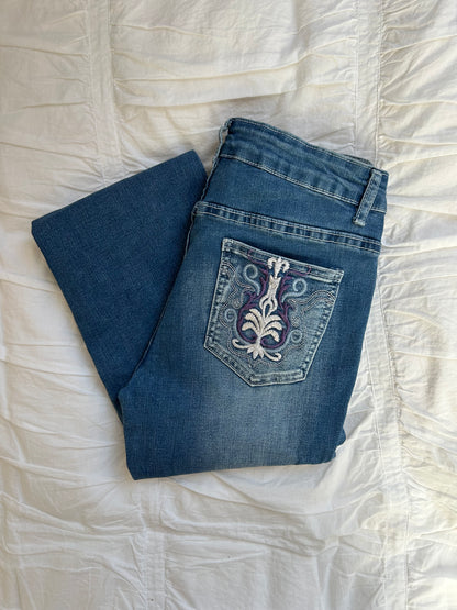 Flare Jeans – Ornament-Stickerei in Weiß & Lila