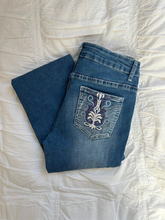 Flare Jeans – Ornament-Stickerei in Weiß & Lila