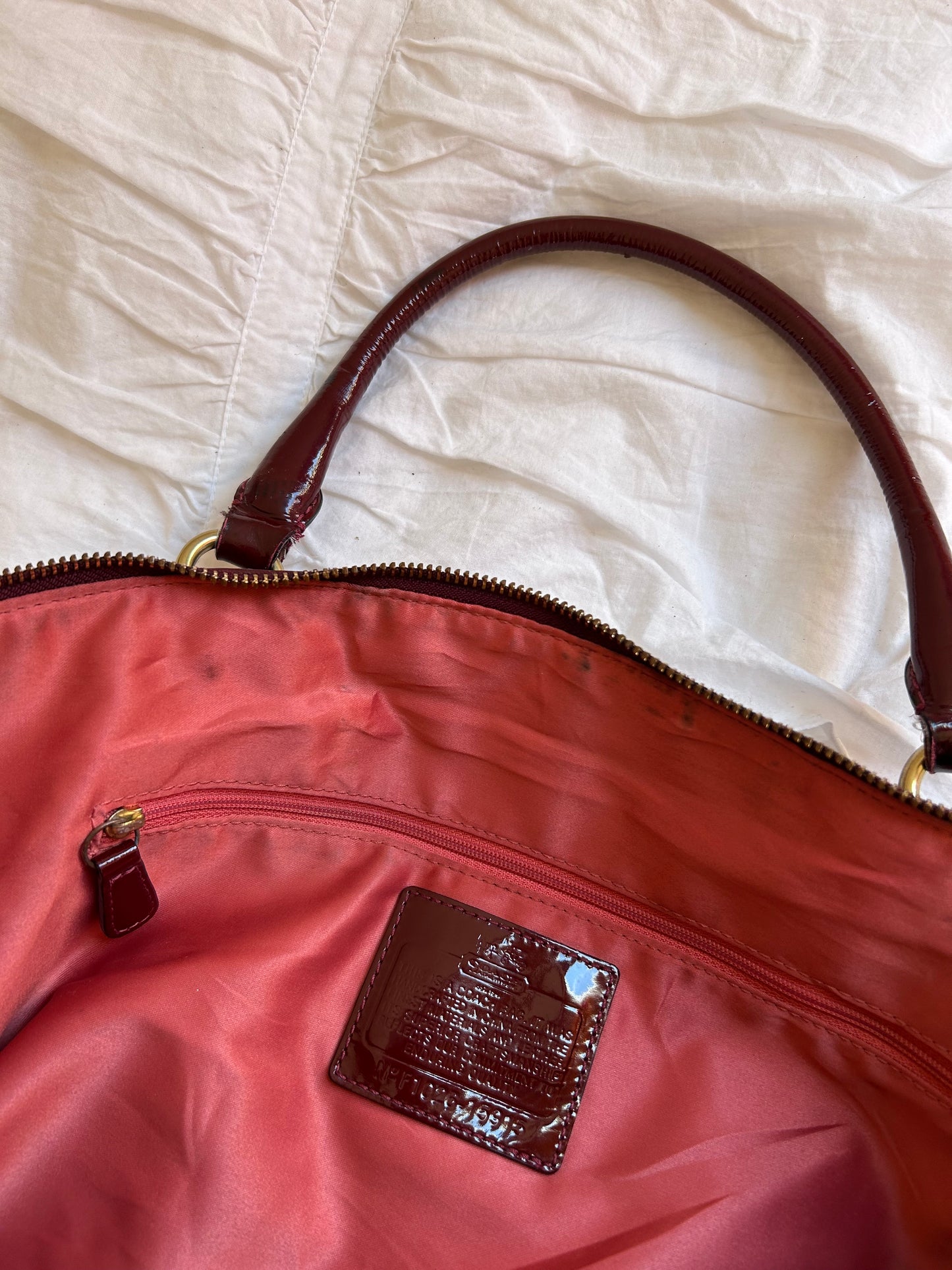 Elegante Coach Handtasche Burgunderrotes Lackleder & Gold-Details
