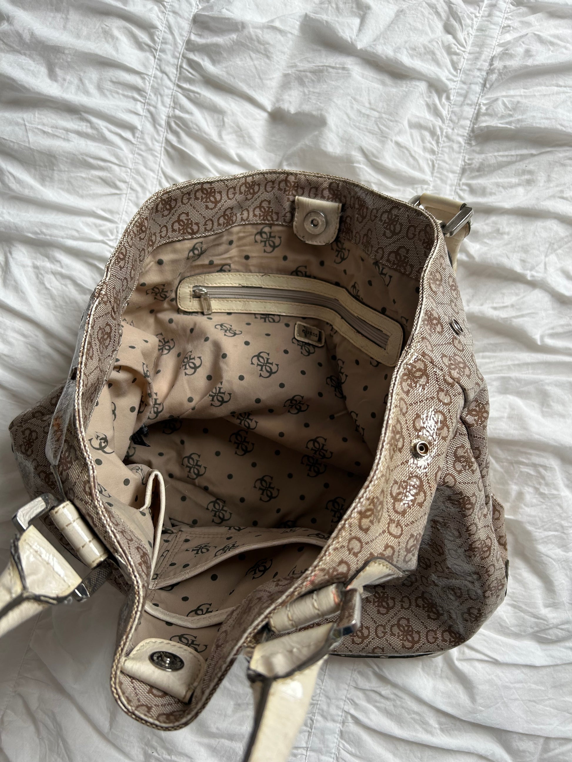 Vintage Guess Handtasche Braun/Beige Logo-Muster & cremefarbener Lack-Look-Still Alive