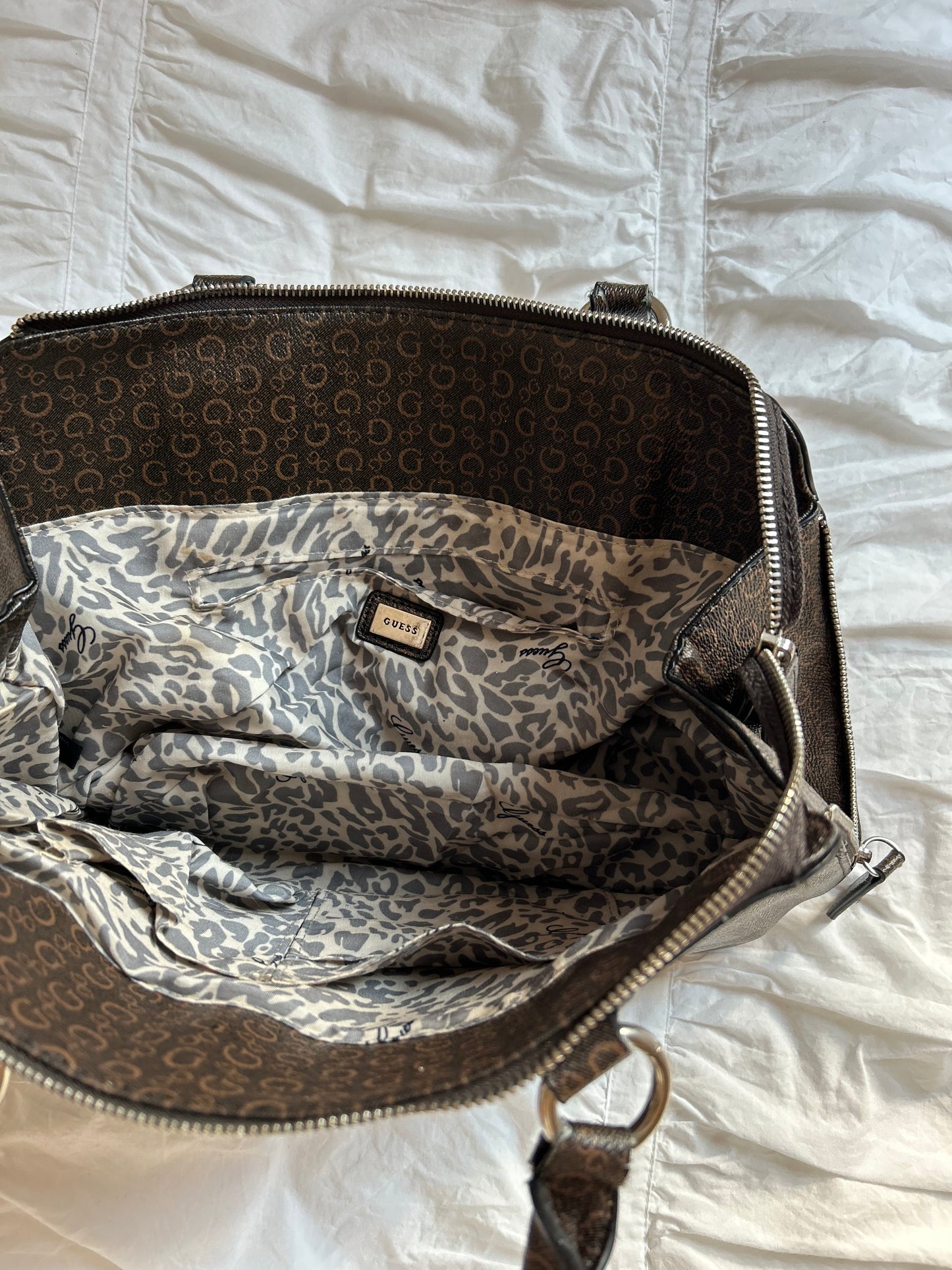 Guess Handtasche Dunkelbraunes Logo-Muster & Leopard-Innenfutter