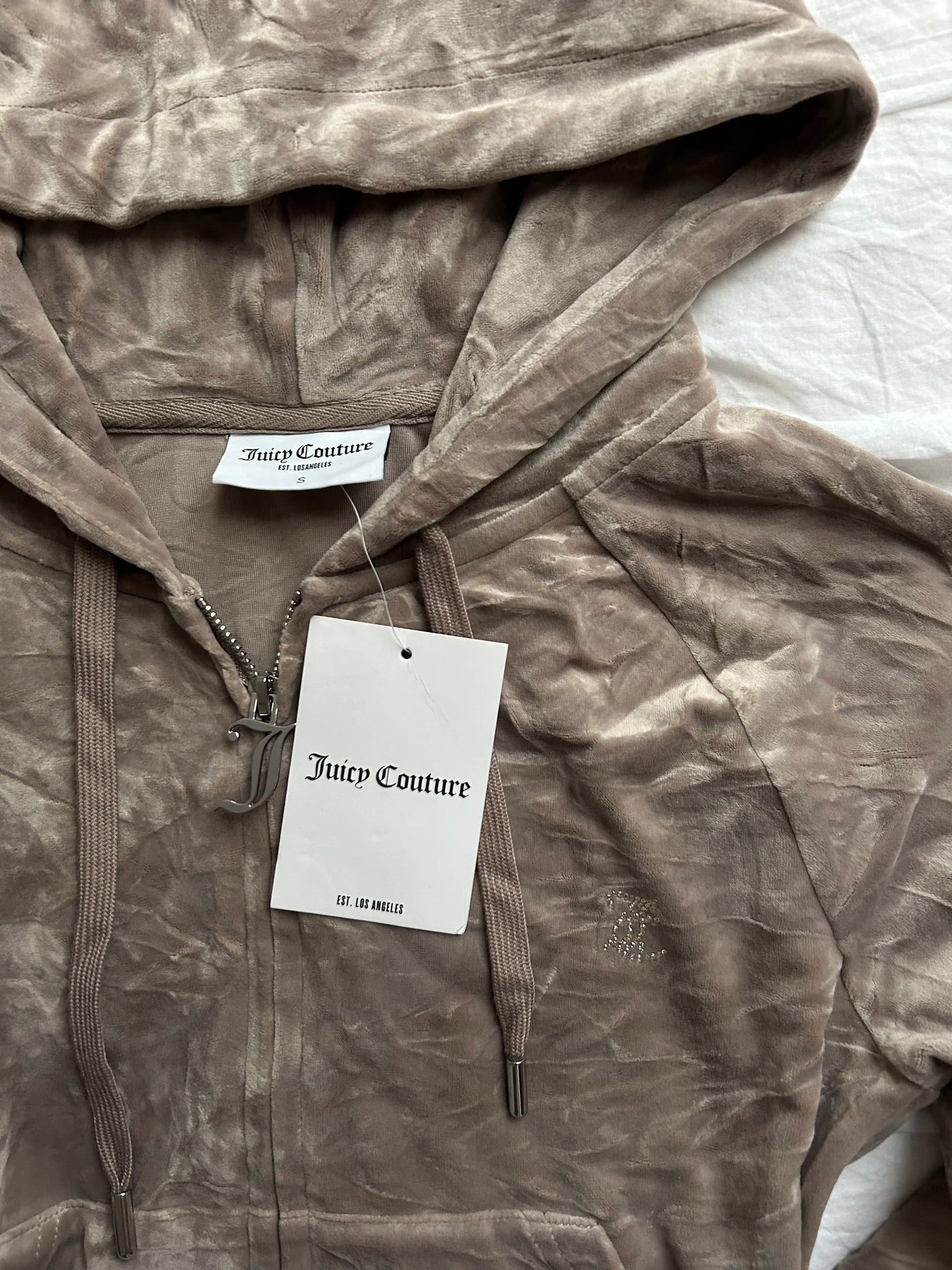 Juicy Couture Velours-Hoodie in Taupe – Glitzerndes Strass-Logo-Still Alive