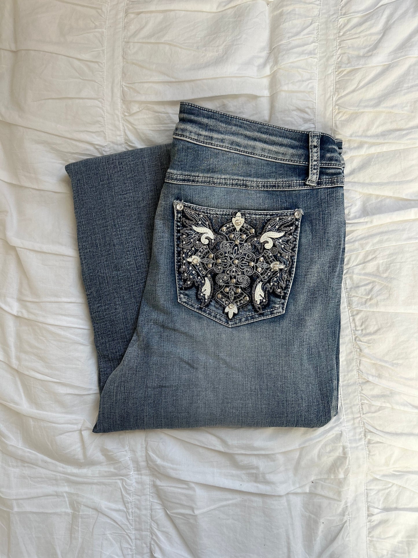 Vintage EST. 1946 Denim Jeans – Ornament-Stickerei & Strass