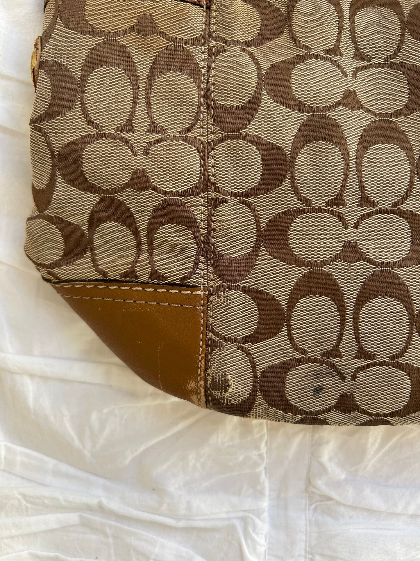Vintage Coach Schultertasche – Ikonisches Signature-Canvas in Braun