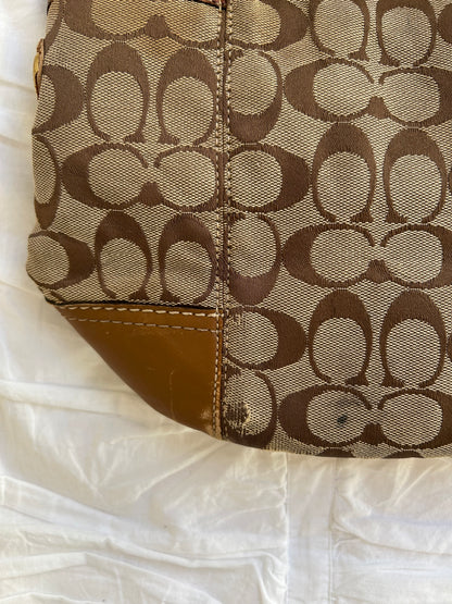 Vintage Coach Schultertasche – Ikonisches Signature-Canvas in Braun