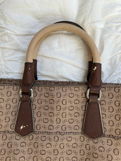 Braune Guess Handtasche im klassischen Logo-Print