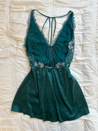 Auden Babydoll Top – Florale Spitze & Strappy Back