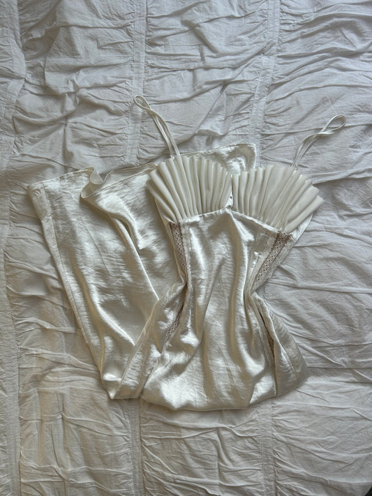 Satin-Kleid in Elfenbein mit Muschel-Dekolleté Mermaidcore-Stil Spitzen-Details