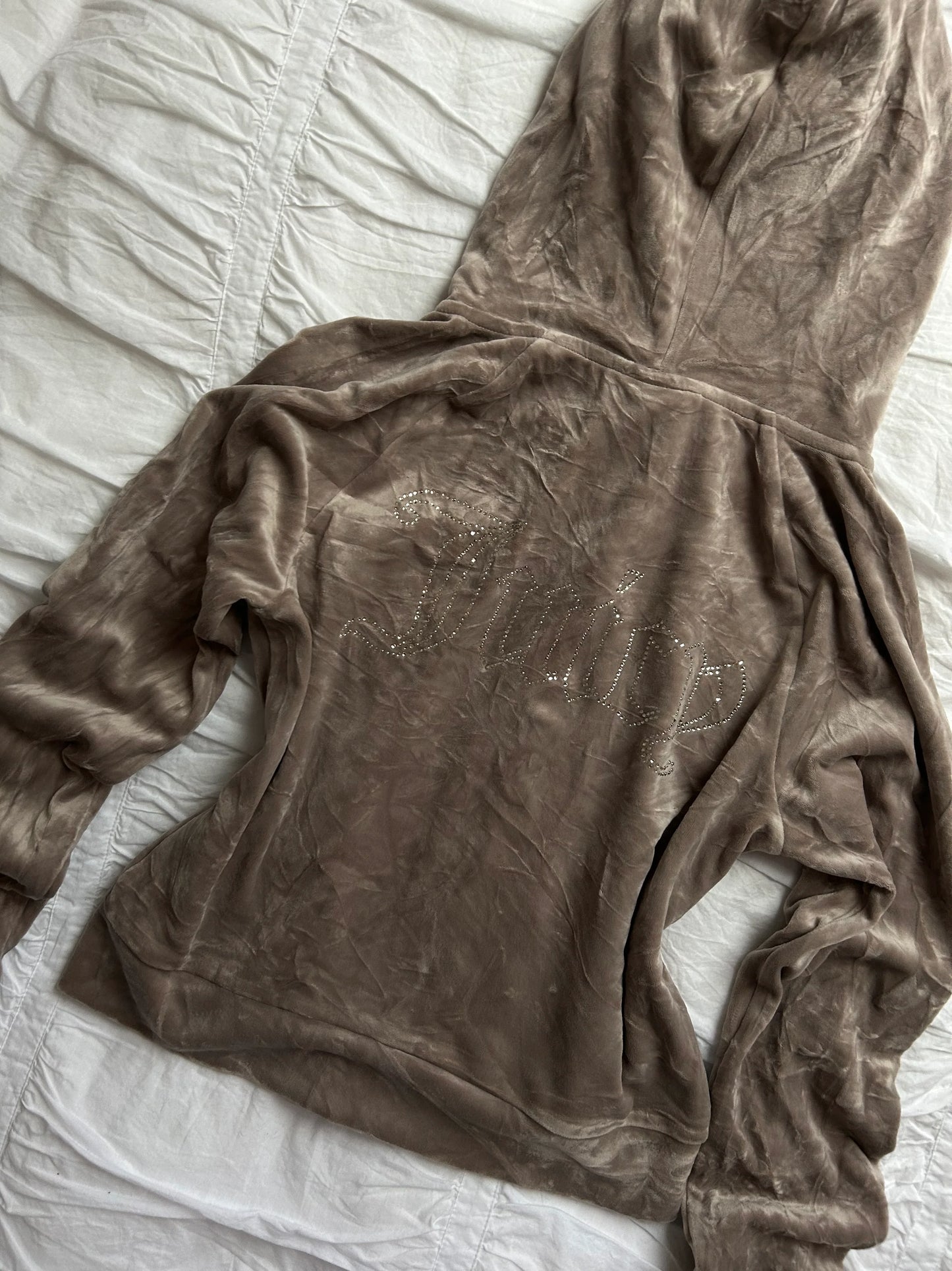 Juicy Couture Velours-Hoodie in Taupe – Glitzerndes Strass-Logo-Still Alive