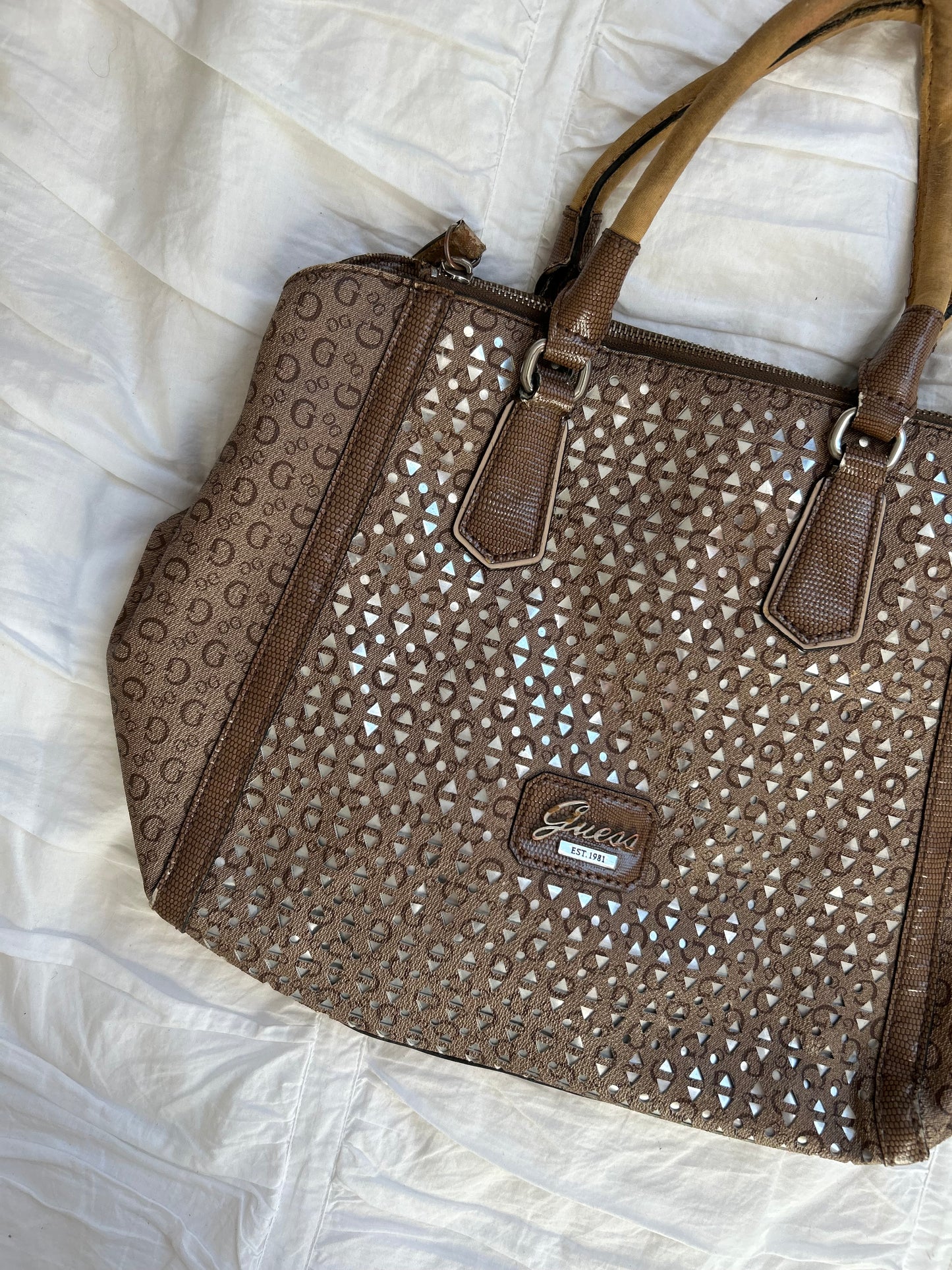 Vintage Guess Handtasche Metallic-Details & Logo-Print