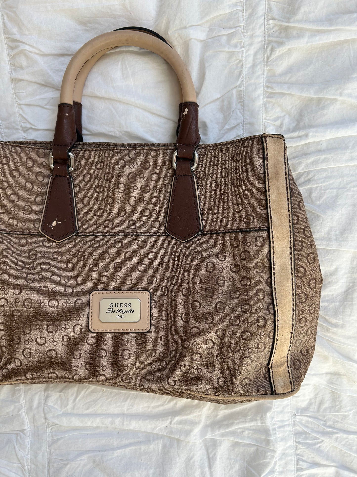 Braune Guess Handtasche im klassischen Logo-Print