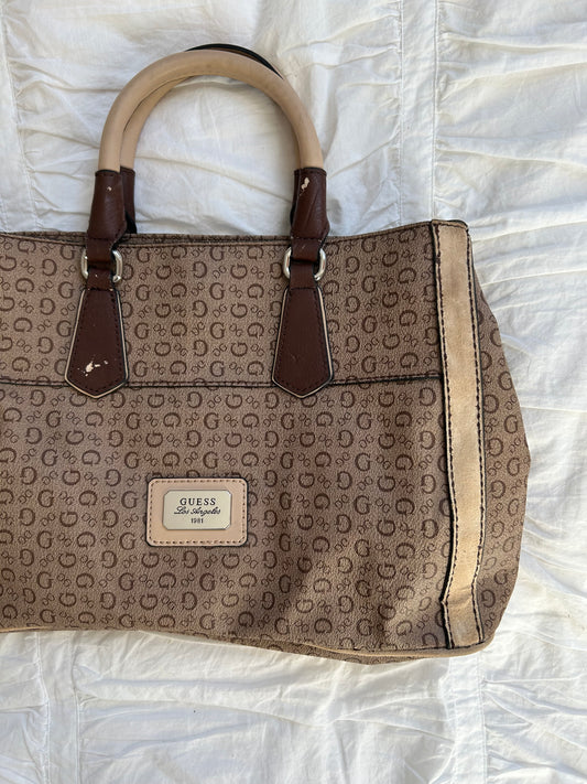 Braune Guess Handtasche im klassischen Logo-Print