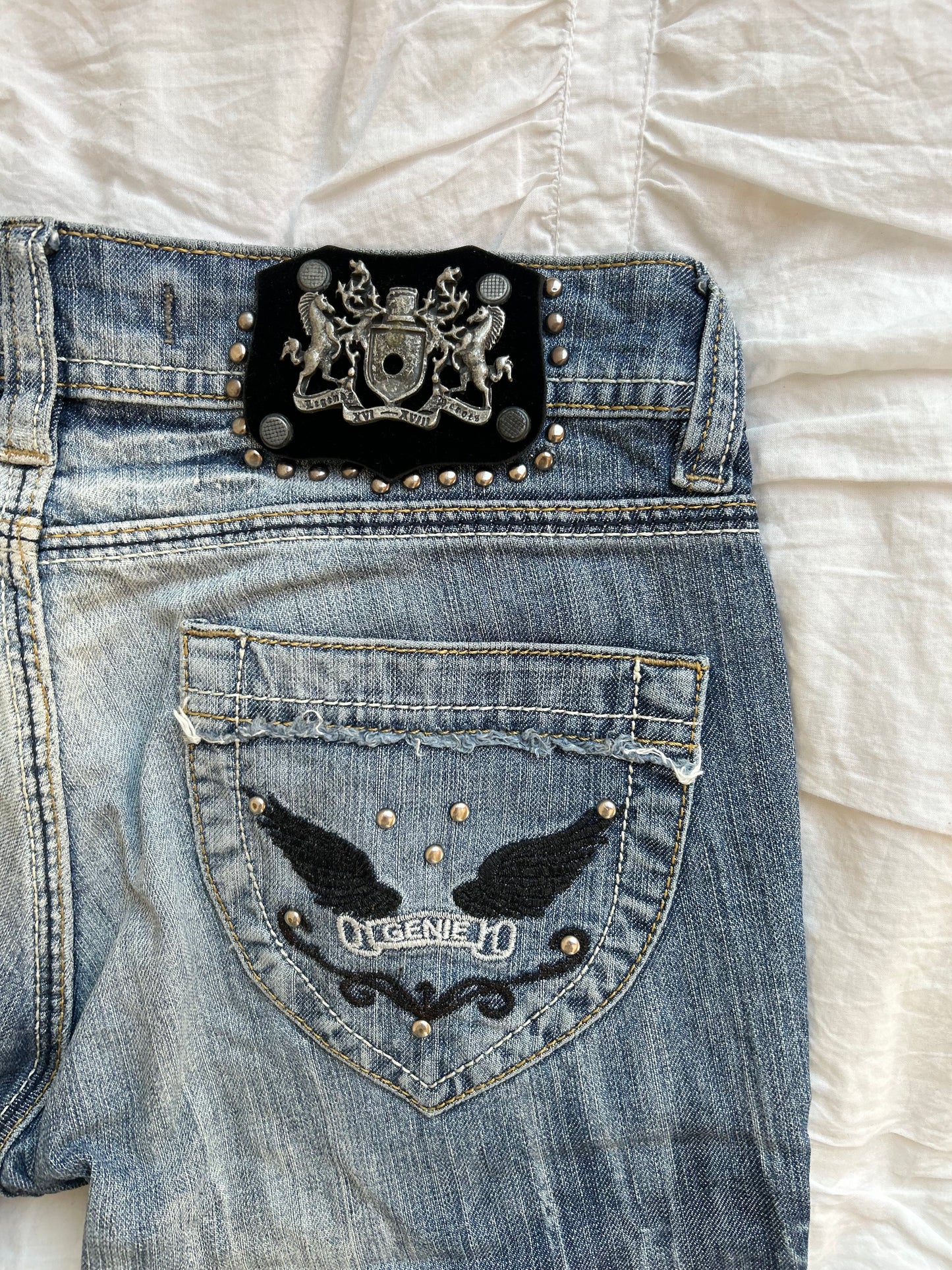 Vintage Genie Jeans Rockstar Style mit Flügel-Stickerei-Still Alive