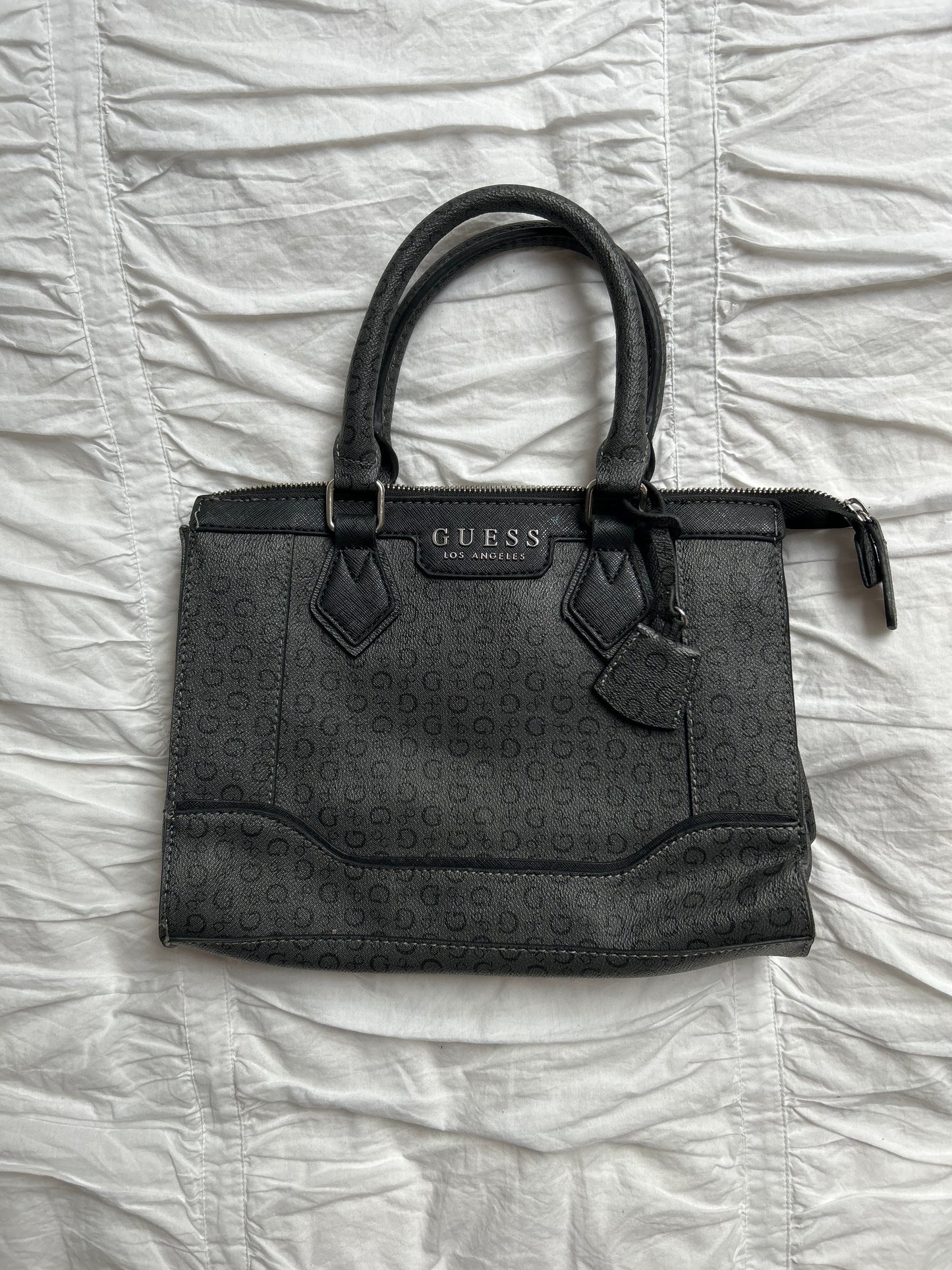 Klassische Guess Handtasche Schwarz/Grau mit Logo-Print & Silber-Details