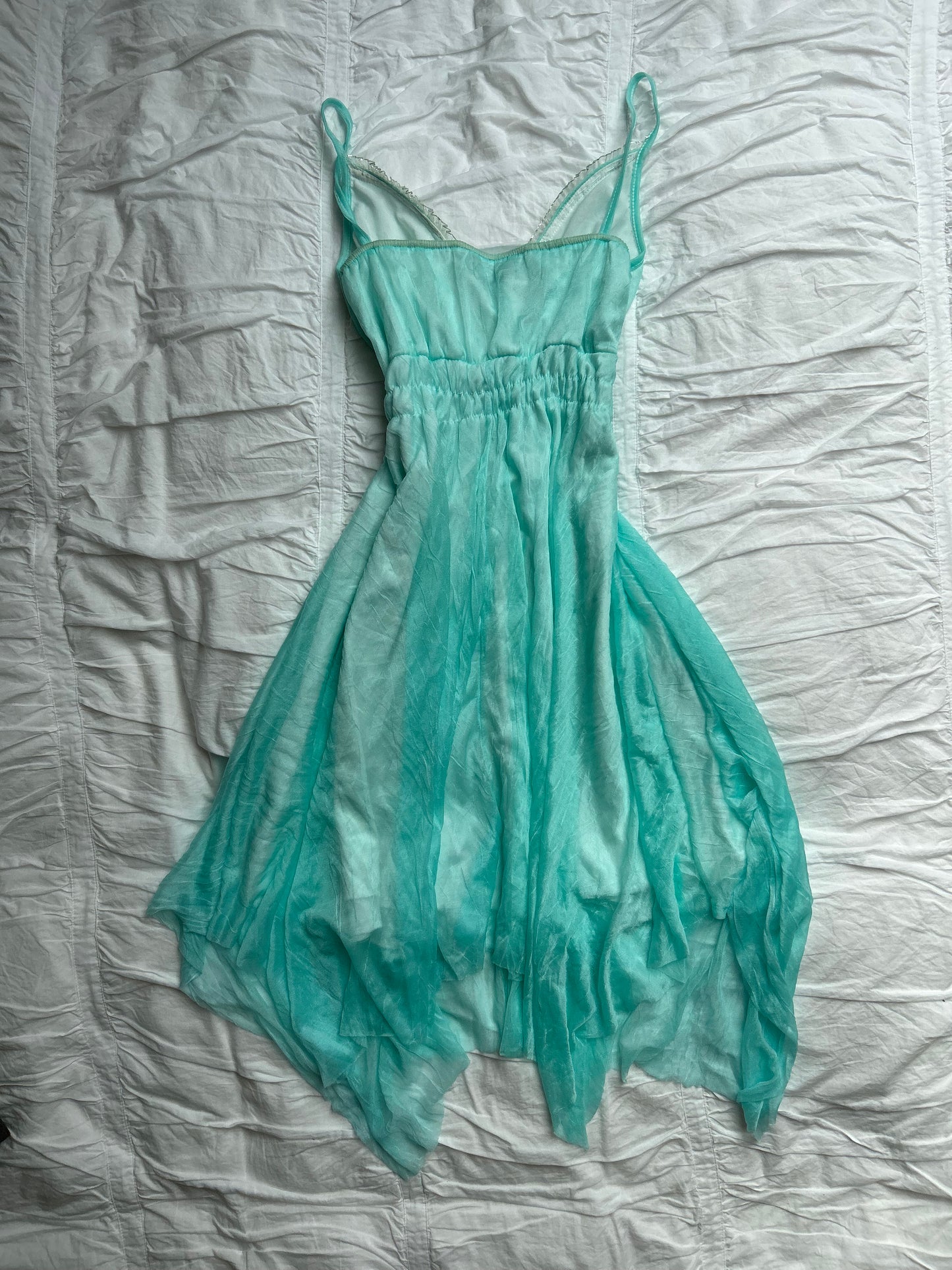 Verspieltes Cocktailkleid Türkis Pailletten-Details & Zipfelsaum