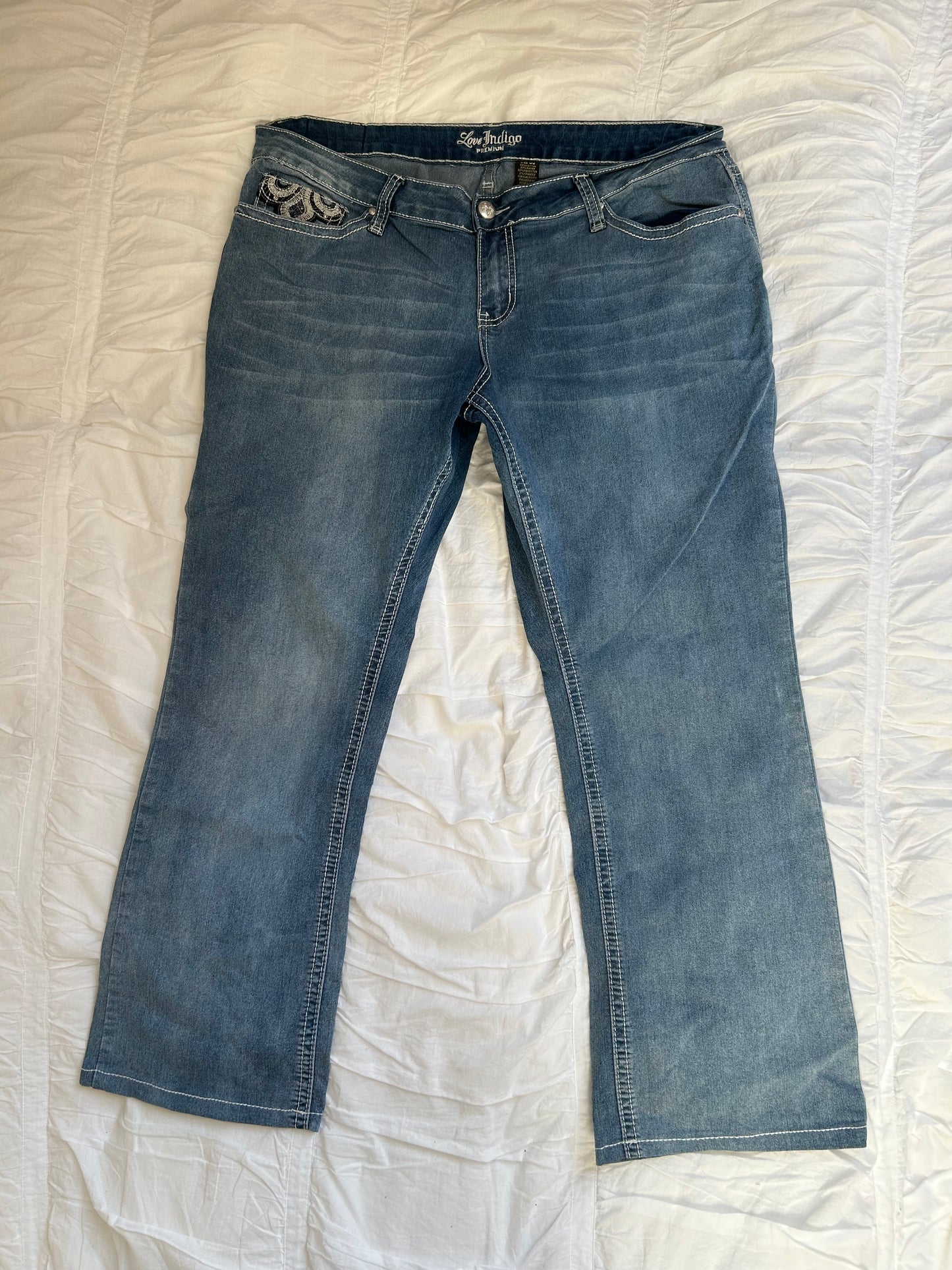 Vintage Love Indigo Premium Jeans – Fleur-de-lis-Stickerei & Strass-Still Alive