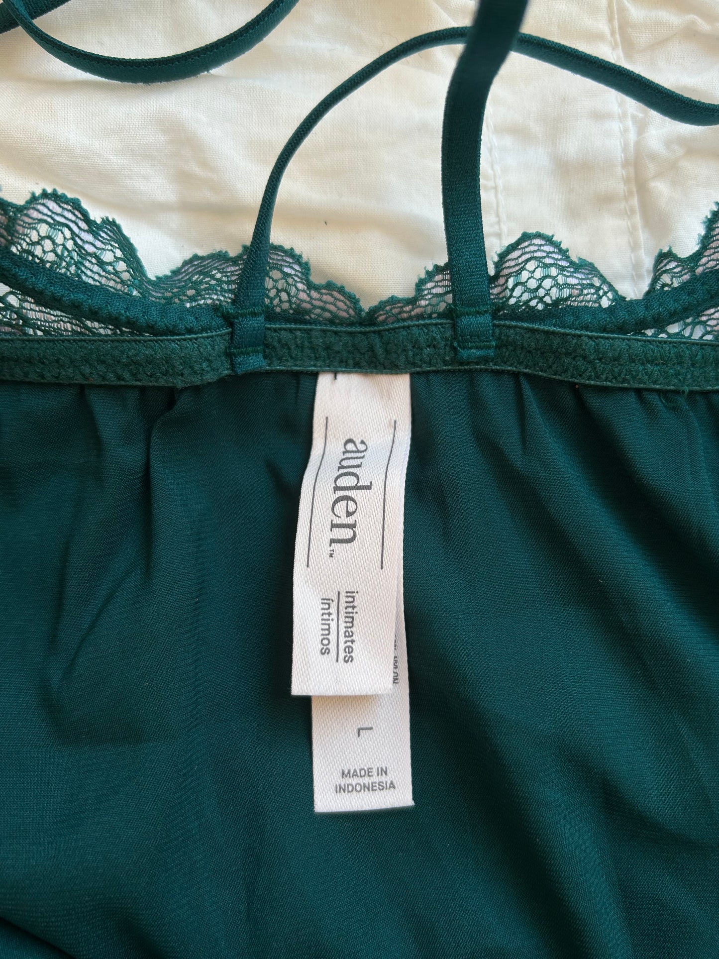 Auden Babydoll Top – Florale Spitze & Strappy Back
