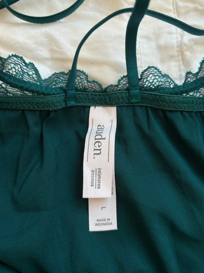 Auden Babydoll Top – Florale Spitze & Strappy Back