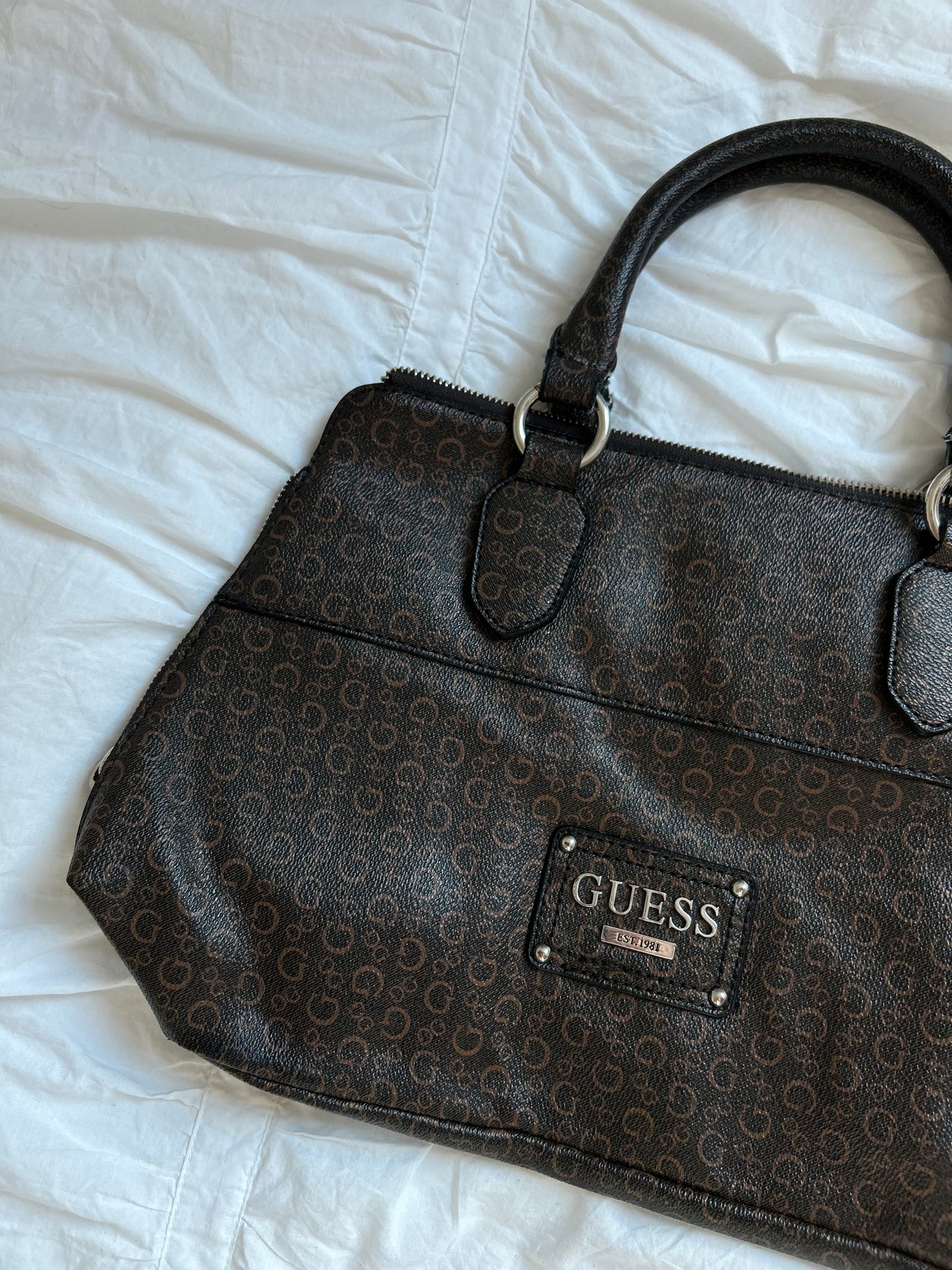 Guess Handtasche Dunkelbraunes Logo-Muster & Leopard-Innenfutter