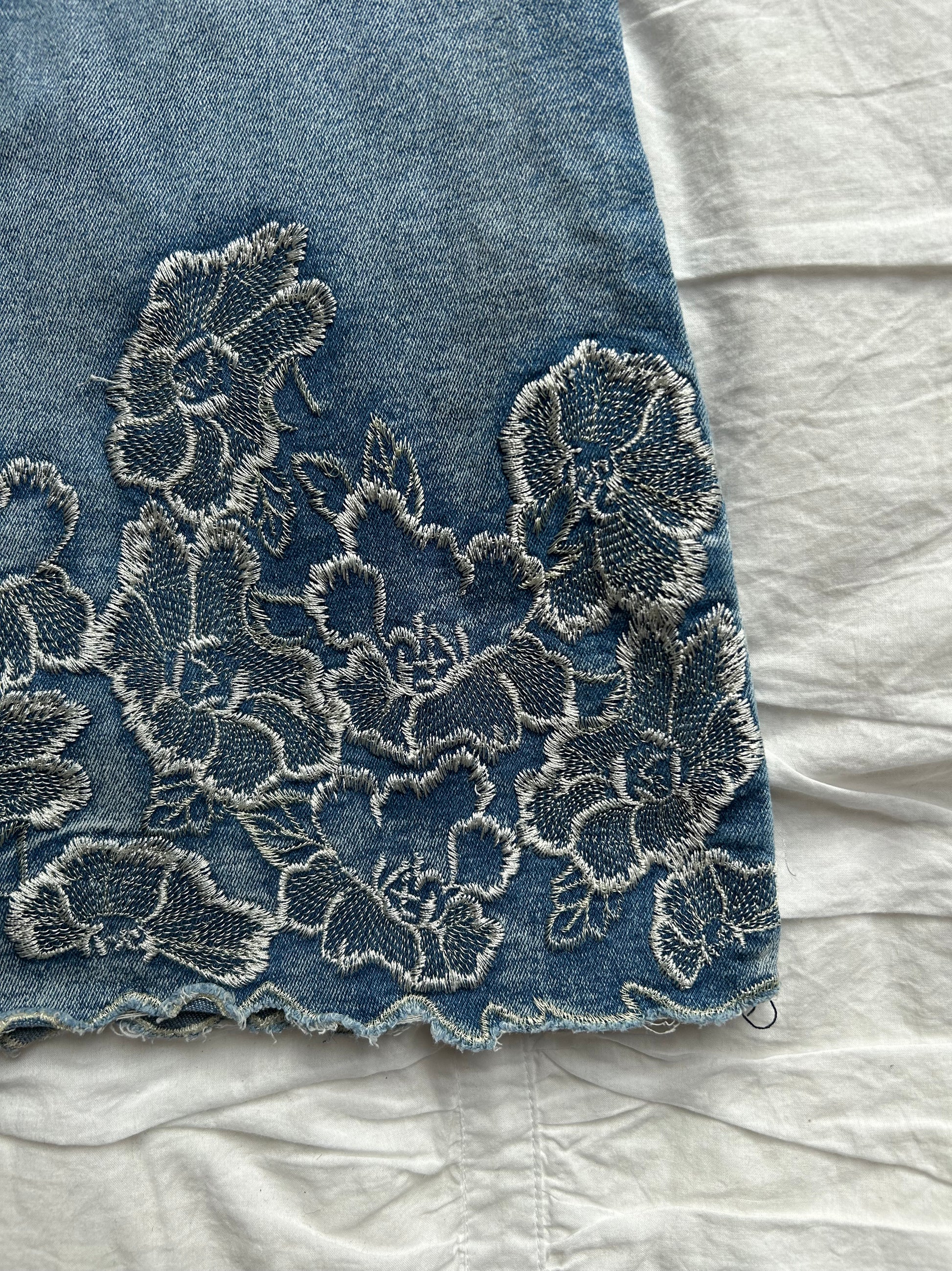 Vintage VENUS Flare Jeans – Florale Stickerei am Beinsaum-Still Alive