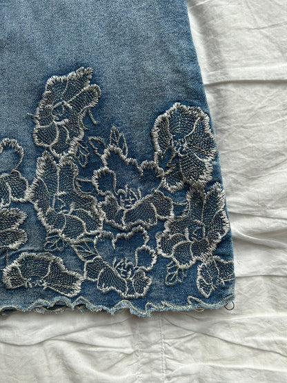 Vintage VENUS Flare Jeans – Florale Stickerei am Beinsaum-Still Alive