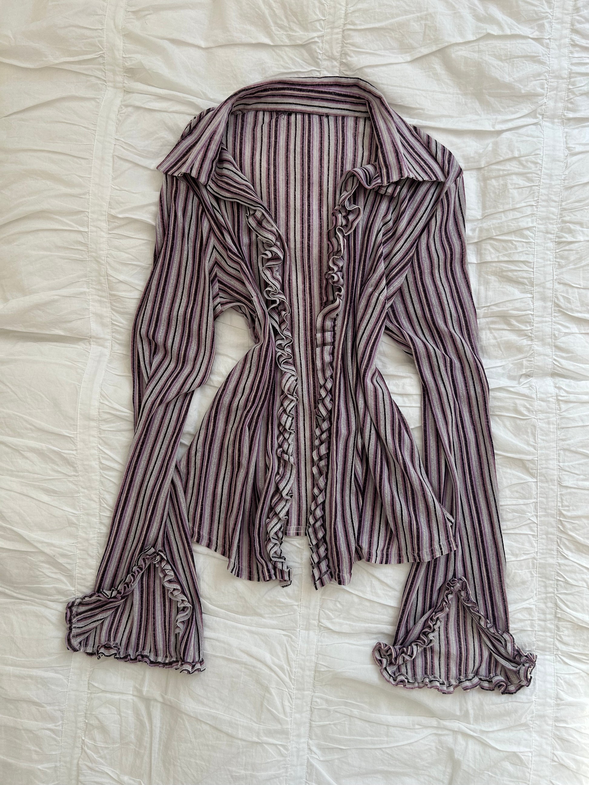 Vintage George Ruffle Bluse – Trompetenärmel & Streifen-Design-Still Alive