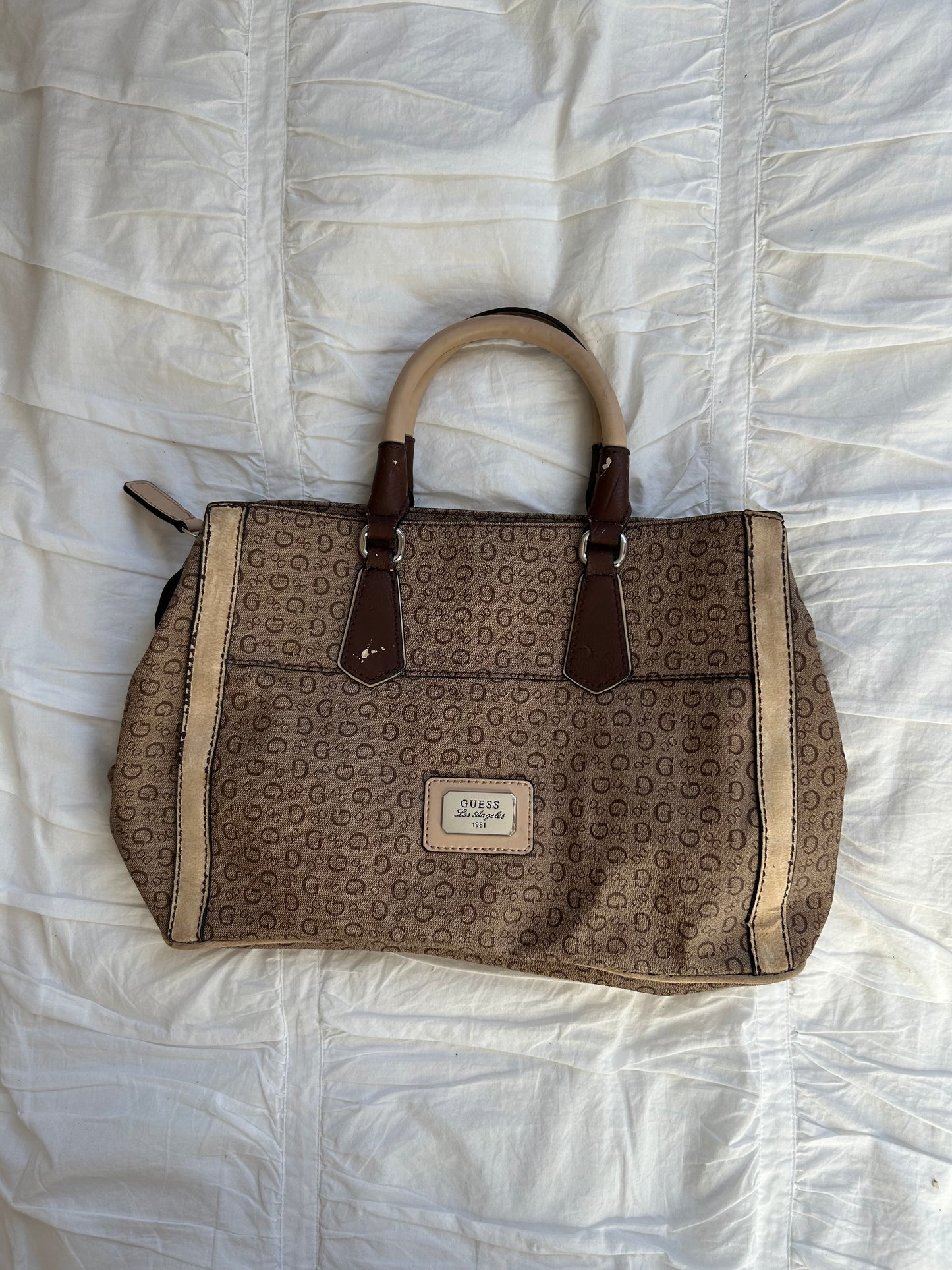 Braune Guess Handtasche im klassischen Logo-Print