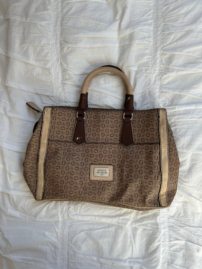 Braune Guess Handtasche im klassischen Logo-Print