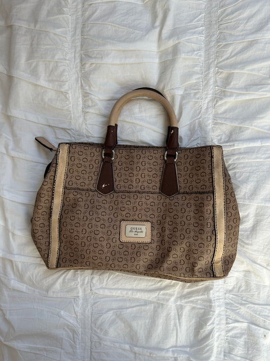 Braune Guess Handtasche im klassischen Logo-Print