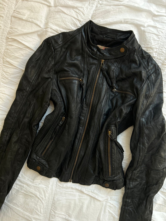 Vintage Saint Tropez Echtlederjacke – Biker-Stil & Rippstrick-Einsätze