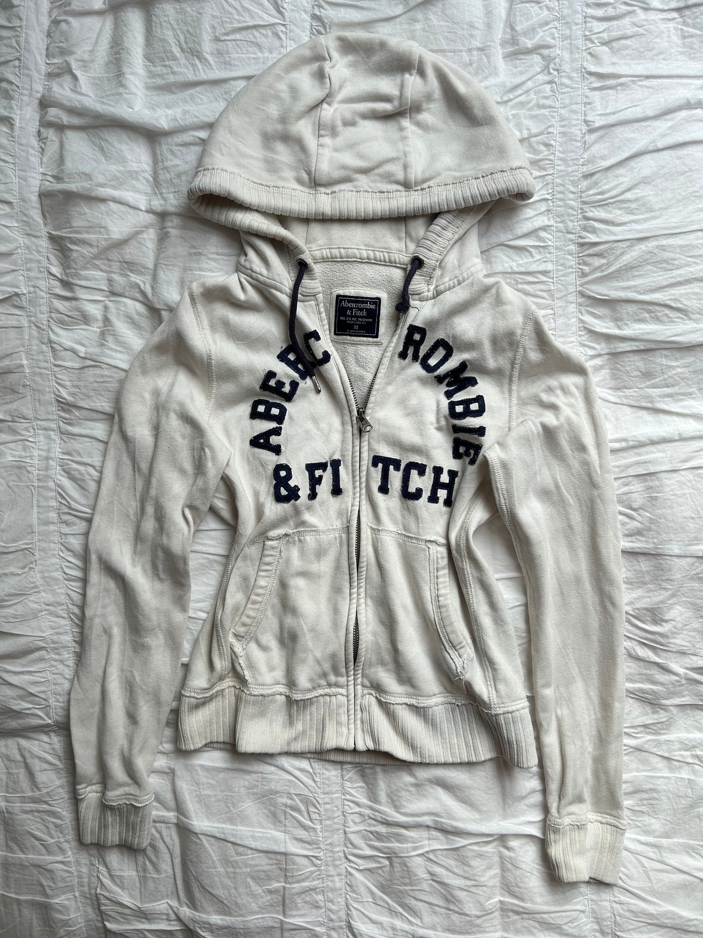 Weiße Abercrombie & Fitch Sweatshirtjacke mit dunkelblauem Logo-Schriftzug