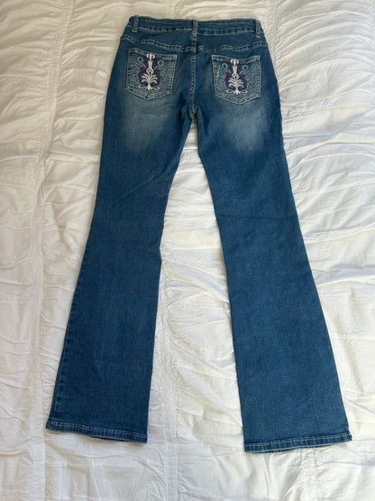 Flare Jeans – Ornament-Stickerei in Weiß & Lila