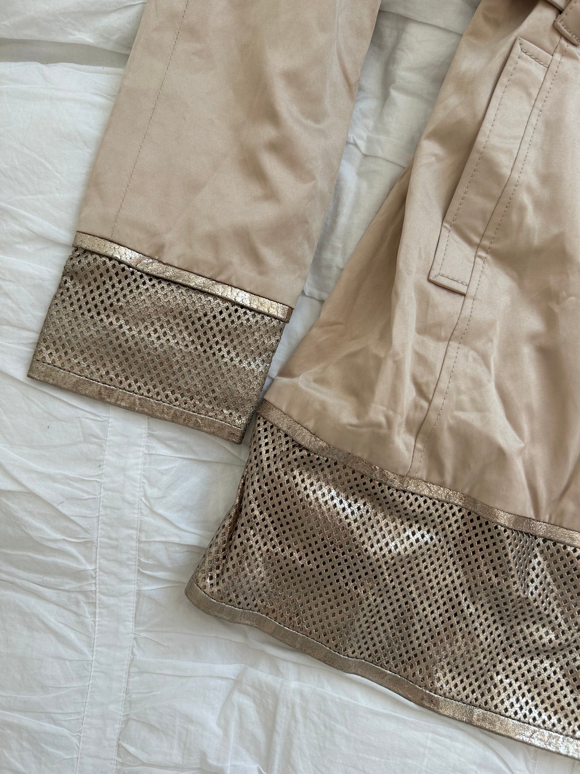 Vintage Arden B. Trenchcoat – Perforiertes Metallic-Leder & Gürtel-Still Alive