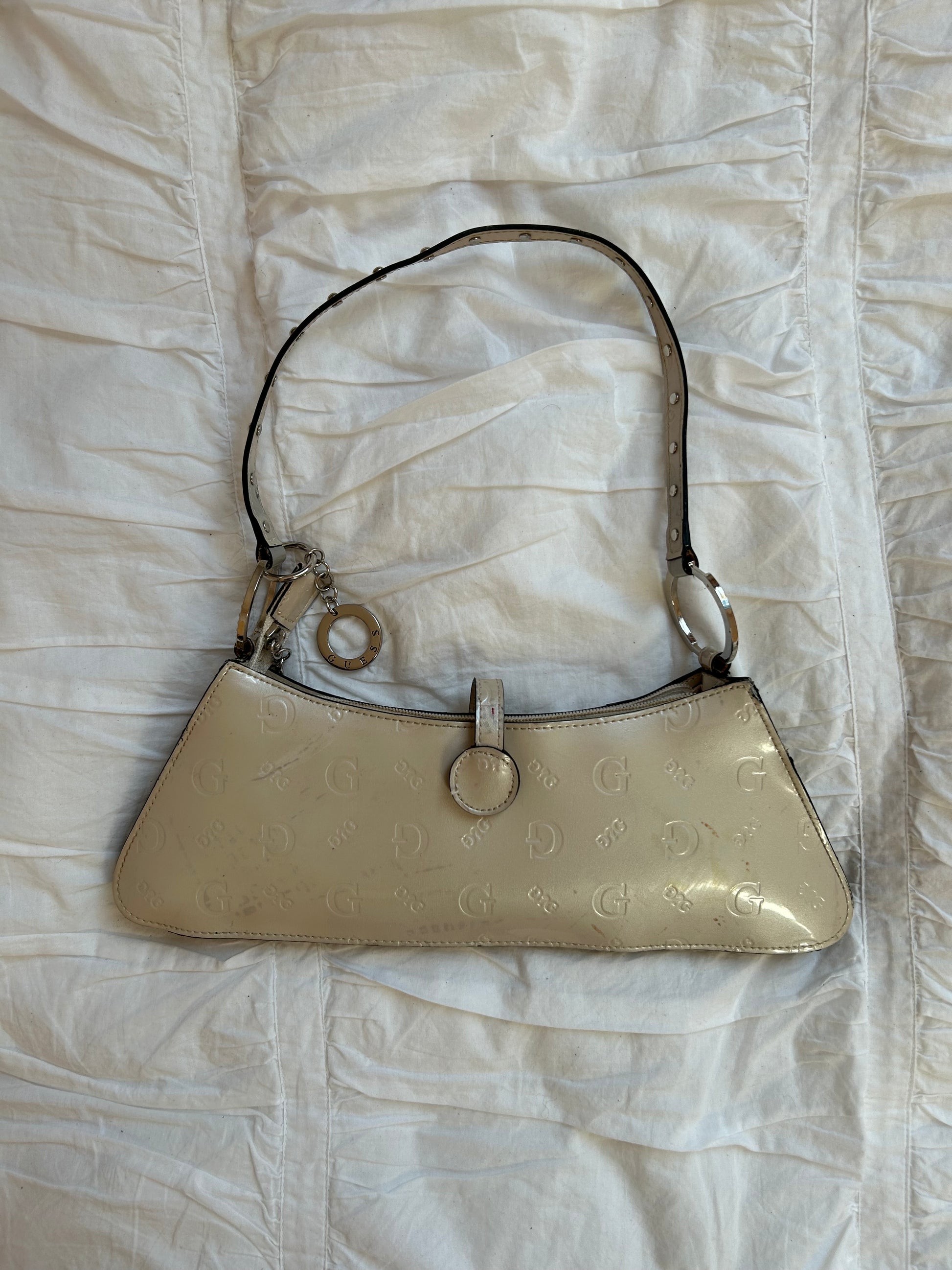 Vintage Guess Schultertasche Creme Lackleder mit Strass-G & Nieten-Still Alive