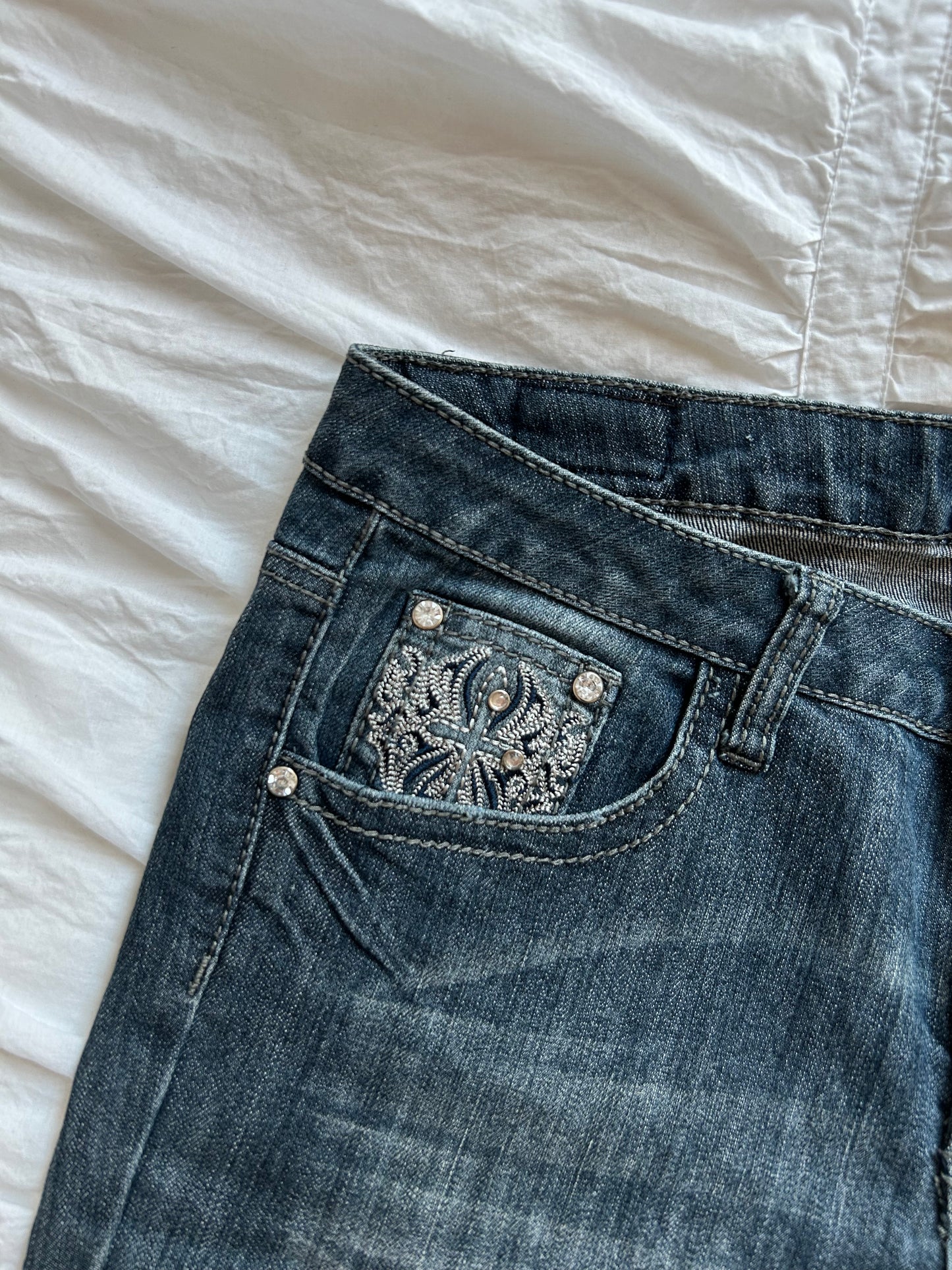 Vintage Earl Jean Denim Shorts mit Stickereien & Strass