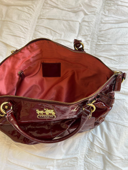 Elegante Coach Handtasche Burgunderrotes Lackleder & Gold-Details