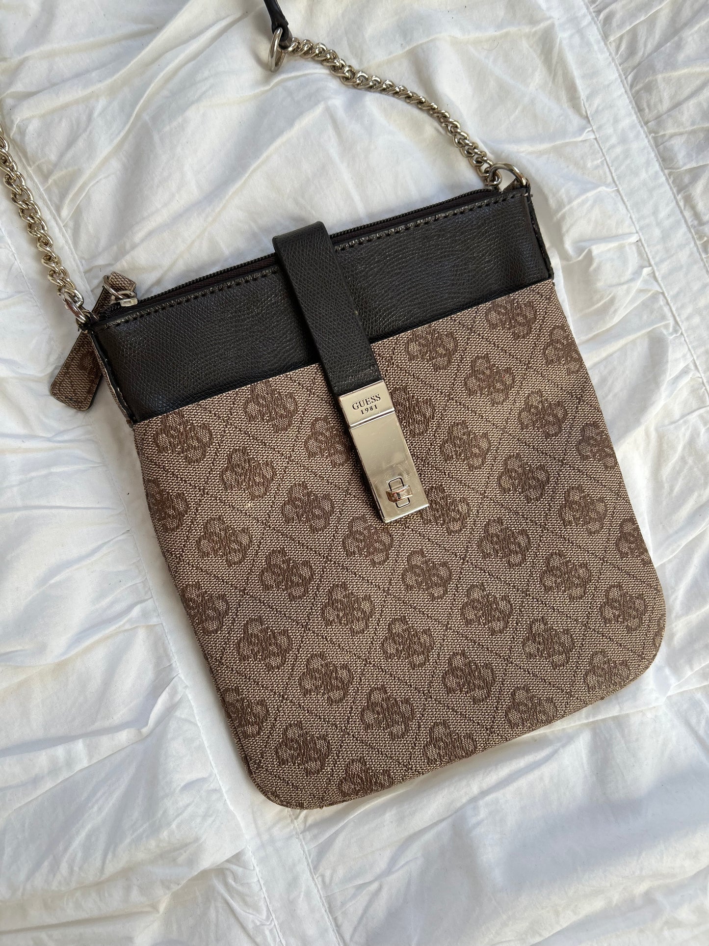 Vintage Guess Crossbody Tasche Klassischer Logo-Print