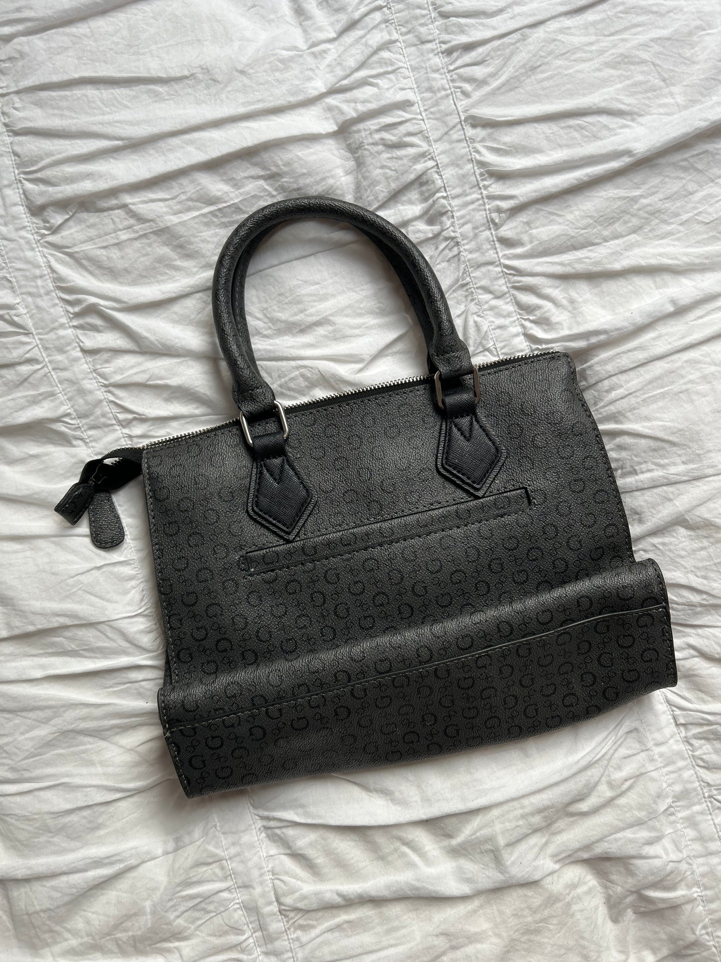 Klassische Guess Handtasche Schwarz/Grau mit Logo-Print & Silber-Details