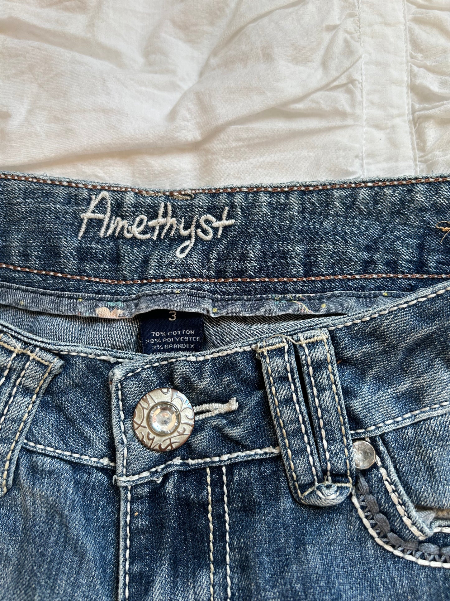 Vintage Amethyst Bootcut Jeans – Western Stickerei & Kontrastnähte