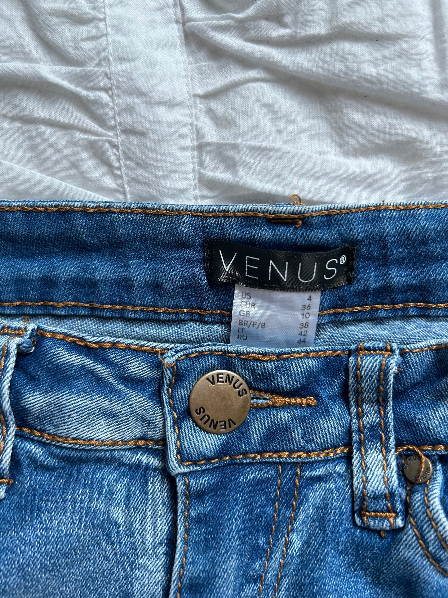 Vintage VENUS Flare Jeans – Florale Stickerei am Beinsaum-Still Alive